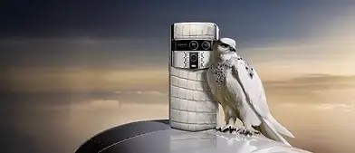 Smartphone luxe édition limitée au design premium avec faucon