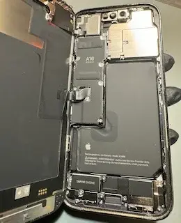 Thumbnail: iPhone démonté avec carte mère partiellement visible – vue technique