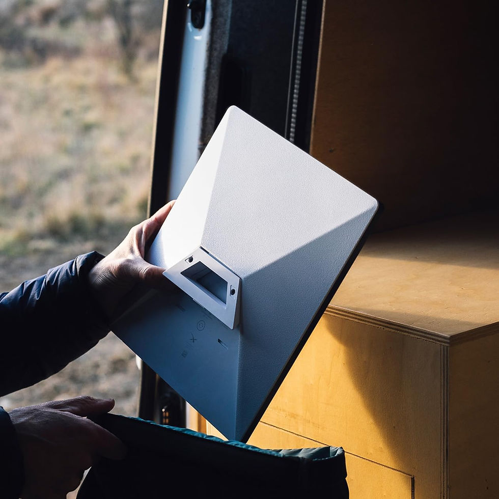 Starlink Mini, antenne blanche tenue près d’une fenêtre