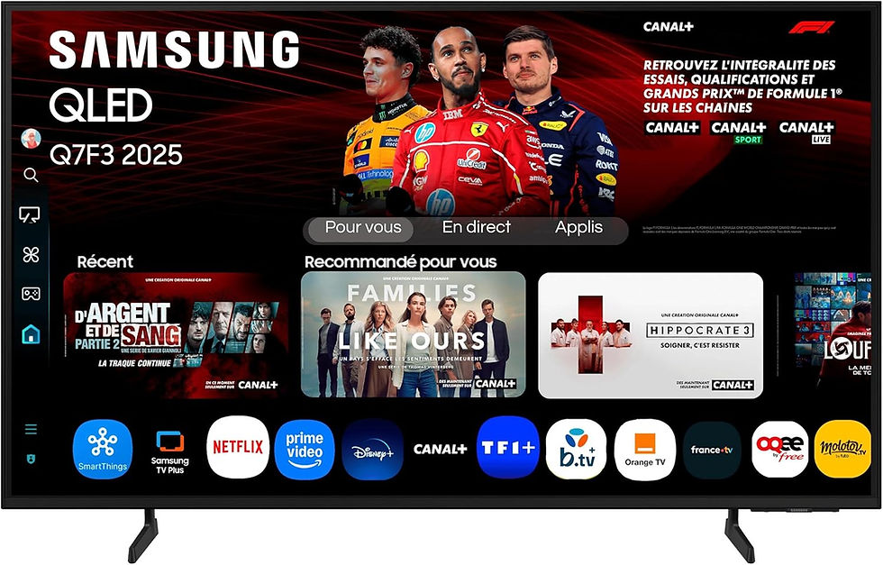 Téléviseur Samsung Q7F3 noir vu de face, sur deux pieds, affichant les applications et programmes TV.