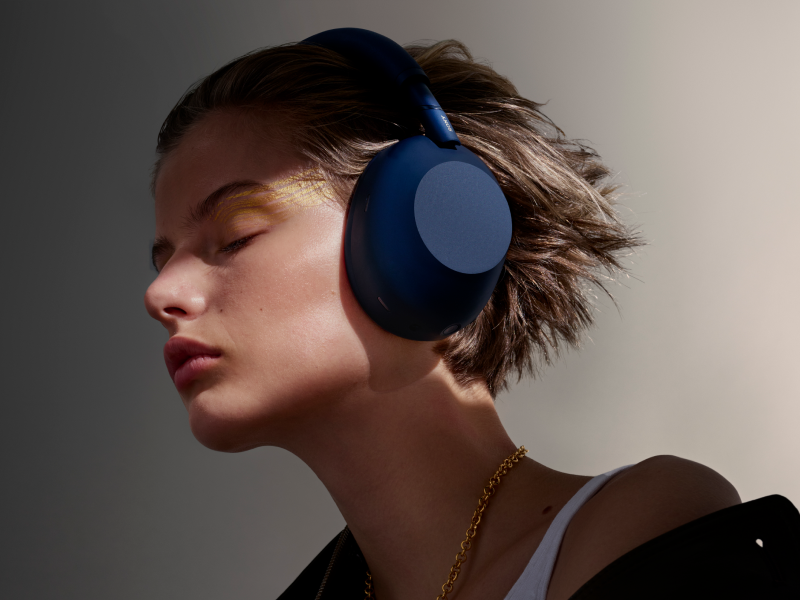 Thumbnail: Sony WH-1000XM6 casque Bluetooth bleu porté