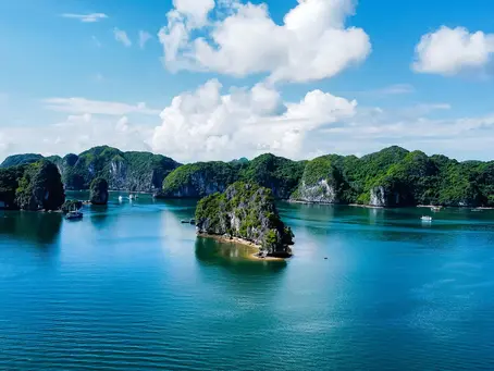 Ha Long Bay vs. Lan Ha Bay: Which Cruise is Right for You?