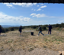 trois chasseurs pratiquant le ball-trap