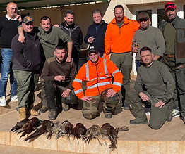 groupe de chasseurs devant leurs trophées de chasse