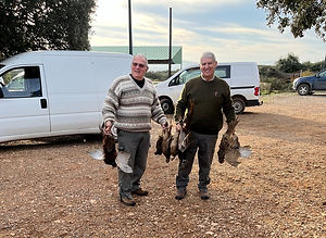 chasseurs tenant leurs trophées dans les mains