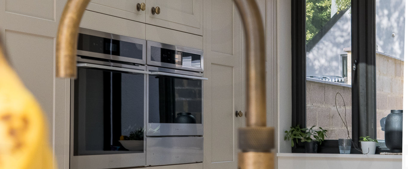 Arched entrance to modern kitchen in Loughton new build