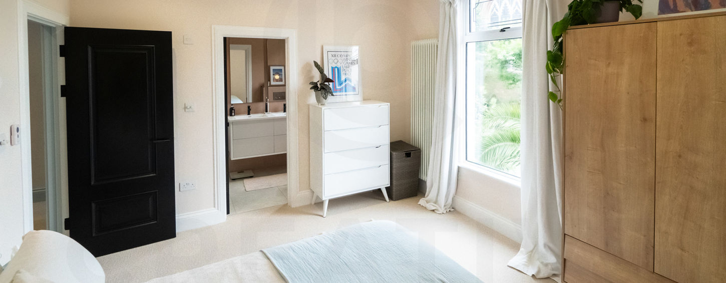 Refurbished master bedroom with en-suite in Walthamstow home.