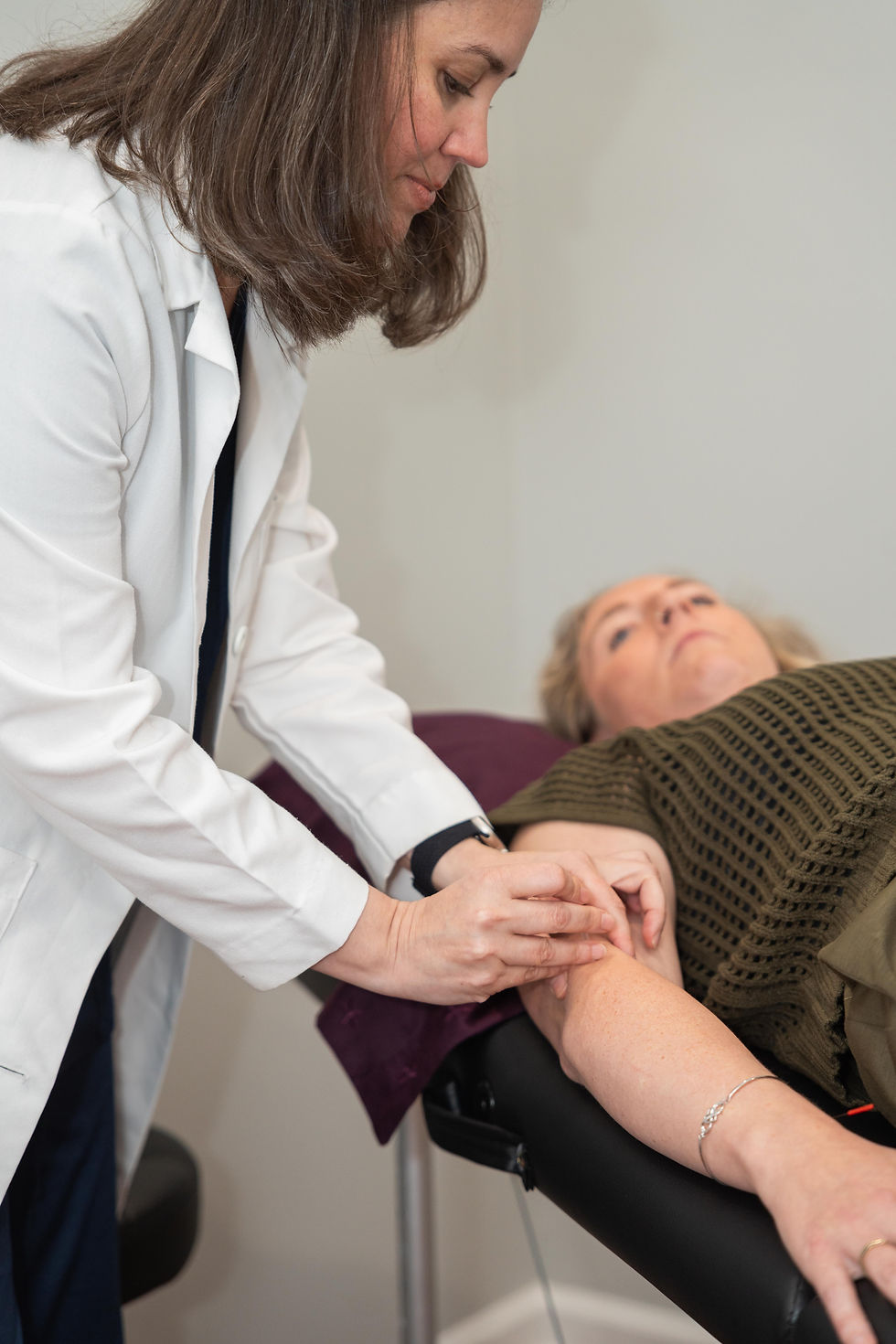 Dr. Celisha Gerber providing acupuncture services in East Tennessee, Knoxville, TN.