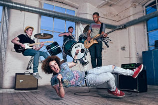 Band nastane zaradi....