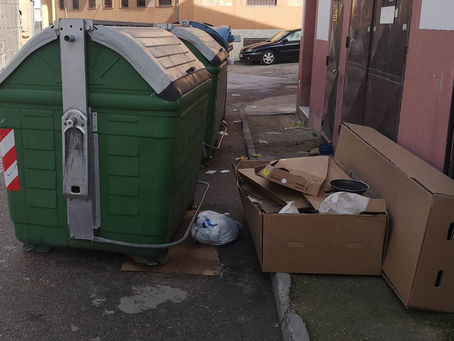 Unos por otros la casa sin barrer.