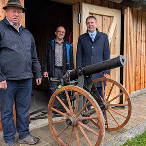 Kommune, Kirche und Krieger ziehen an einem Strang