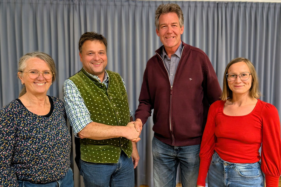 Die neue Vorstandschaft der Dorfentwicklung Kammer-Rettenbach von links nach rechts. Katharina Stadler (2. Vorsitzende), der bisherige Vorstand Markus Wimmer, Guido Haarpaintner (Vorsitzender) und die neue Vereinskassierin Katharina Kammer.