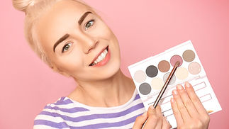 Mujer Con Maquillaje
