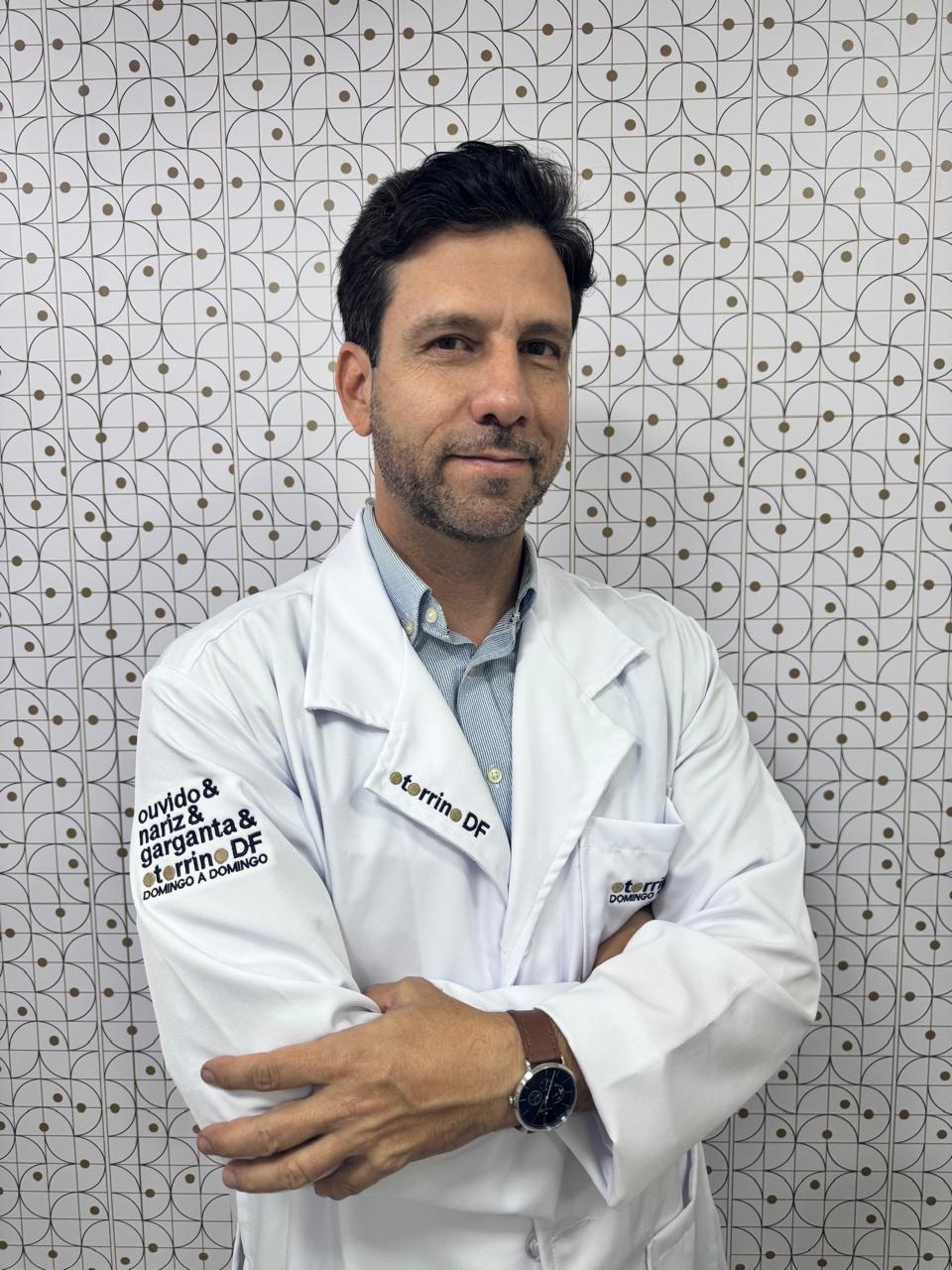 Retrato de Dr. Fabiano Moraes, otorrinolaringologista da OtorrinoDF