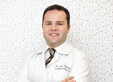Retrato de Dr. Mark Makowiecky, otorrinolaringologista da OtorrinoDF