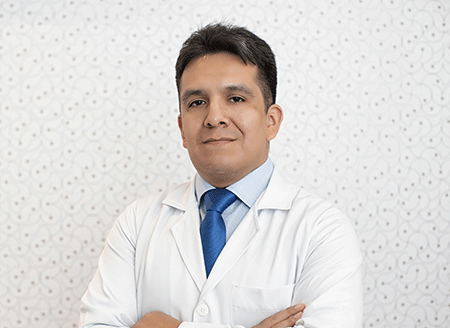 Retrato de Dr. Carlos Eduardo Arnez, otorrinolaringologista da OtorrinoDF