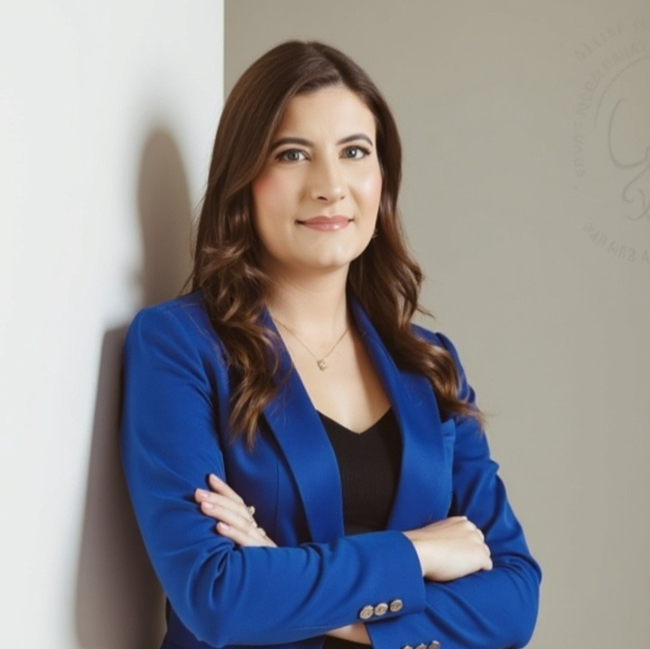 Retrato de Dra. Karina Mezalira, otorrinolaringologista da OtorrinoDF