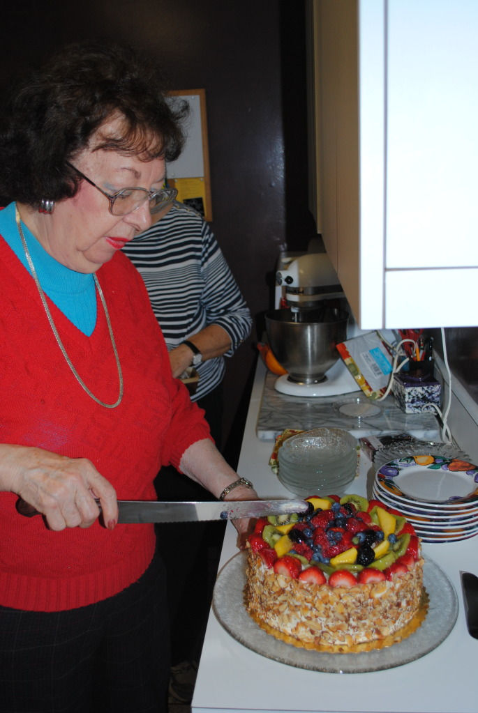 Nov 8 2012 Arminta expert cake cutting