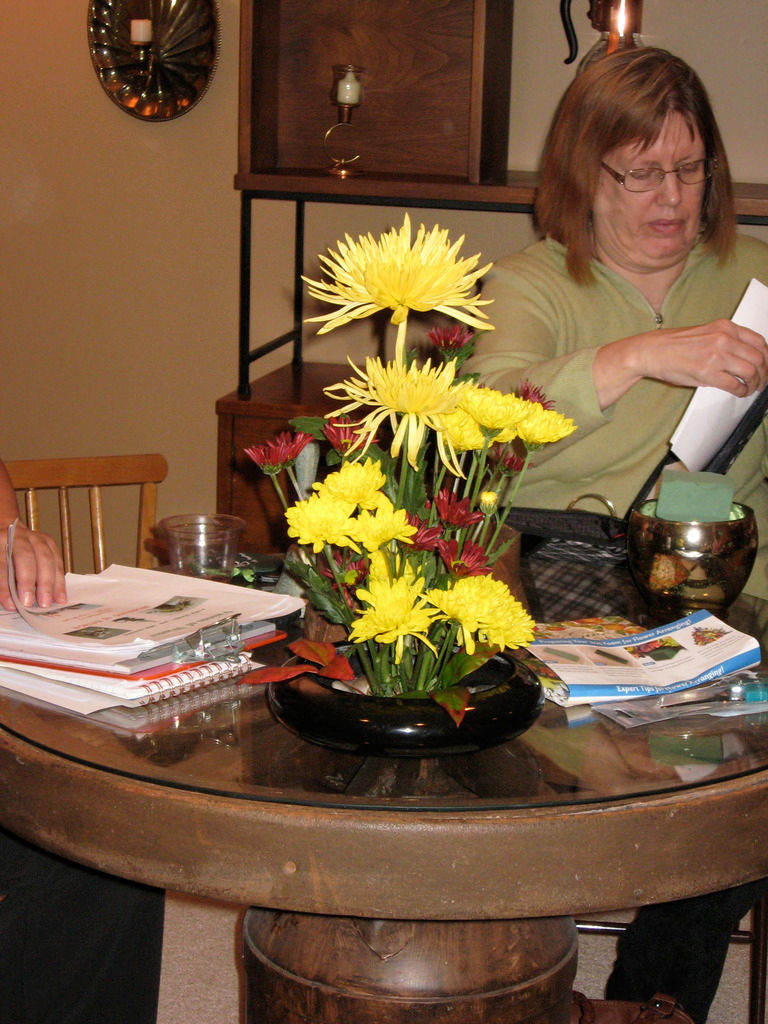 15 16 November meeting Elaines floral design Mary Jane Bishop