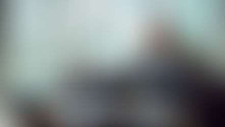 Чоловік з бокалом віскі