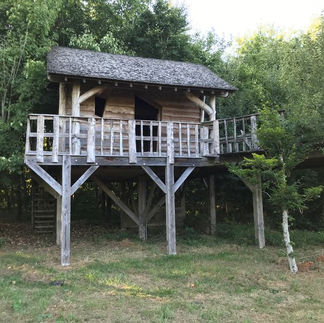 Cabane perchée du Château de Villiers en lisière de forêt, Essay (Orne)