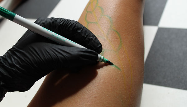 flowtattoo-prozess-vorzeichnung auf der haut in freehand