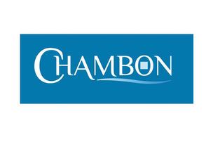 Chambon
L’eau minérale Chambon est puisée à la source de Montfras, découverte depuis l’époque Gallo-Romaine. Elle bénéficie d’un environnement naturel préservé dans la plus grande forêt domaniale de France, en Val de Loire. Chambon est une eau minérale faiblement minéralisée elle convient à tous et particulièrement à la préparation des biberons.