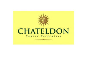 Chateldon
Issue du Puy de Dôme, l’eau des rois Chateldon offre ce que la nature a de meilleur : une eau à la minéralité exceptionnelle et au goût raffiné. Plaisante, vive et aérienne, Chateldon séduit par la délicatesse de son goût et la fine pétillance de ses bulles qui libèrent en bouche une longue fraîcheur. Elle sait donner du relief aux saveurs des mets les plus fins.