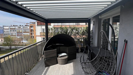 Balkon s bioklimatskom pergolom i podignutim ZipScreen sjenilom