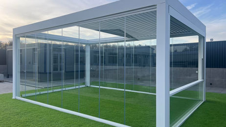 Bioklimatska pergola sa staklenim stijenama