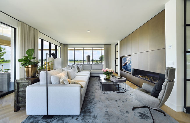 WONEN AAN HET WATER