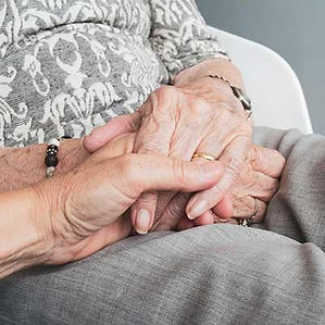 Bewoner glimlacht ontroerd bij horen van een bekend lied