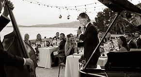 Live performance of French classic L Important c est la Rose by Azzurro