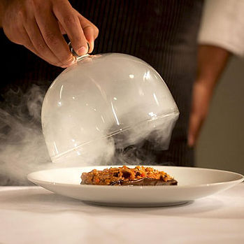 Maître Amadeus biedt een culturele en culinaire ervaring met het Mozart Muziekdiner, waar muziek en gastronomie samenkomen