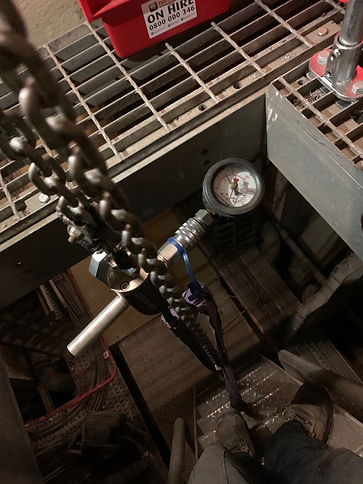 Lifting chain connected to a pressure gauge