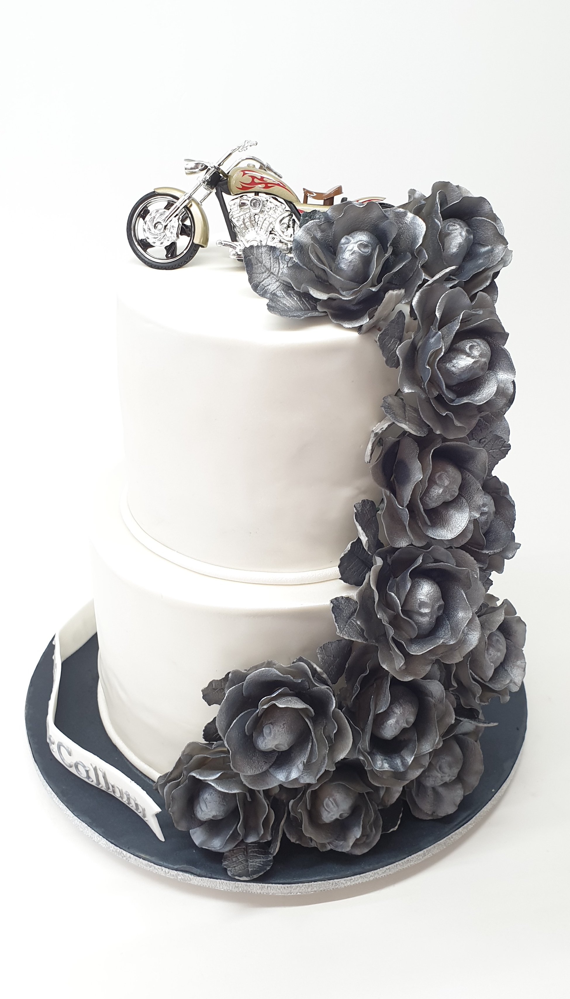 Pearl 2 Tier with Metallic Skull Roses