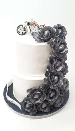 Pearl 2 Tier with Metallic Skull Roses