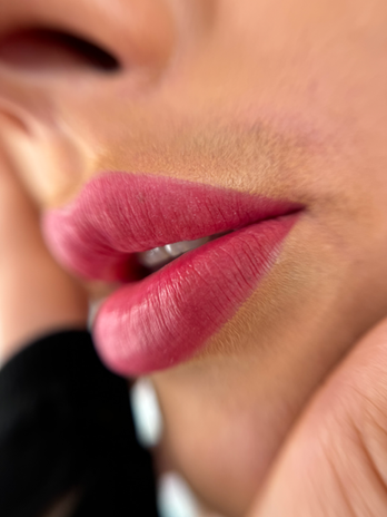 Tartós ajakszínezést biztosító sminktetoválás, természetes és nőies árnyalatban
