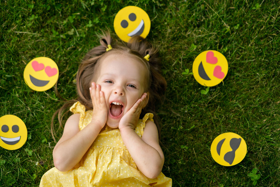 Menina de 4 anos com emoticons "transmitindo" emoções