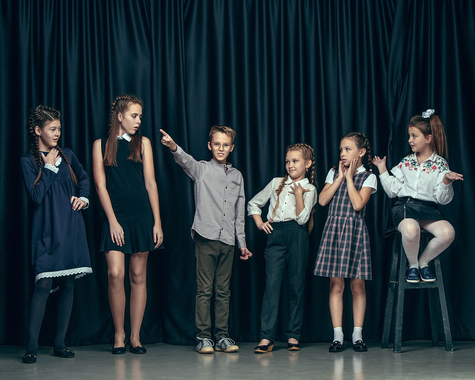 Crianças em apresentação de teatro