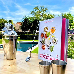 De mobiele cocktailbar met shakers, boek, barmaatjes en roerlepel.jpg