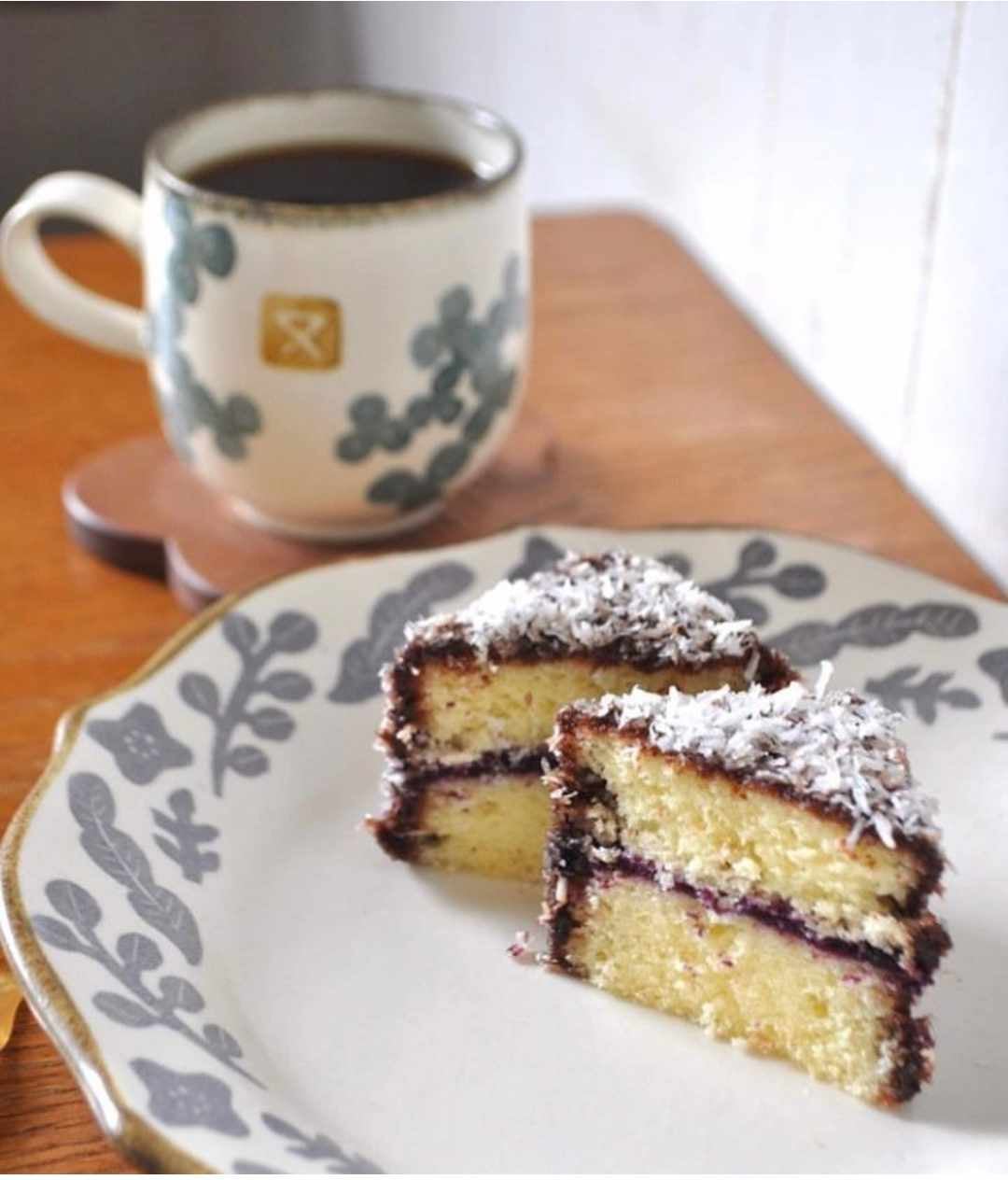 よこよんカフェのケーキとコーヒー