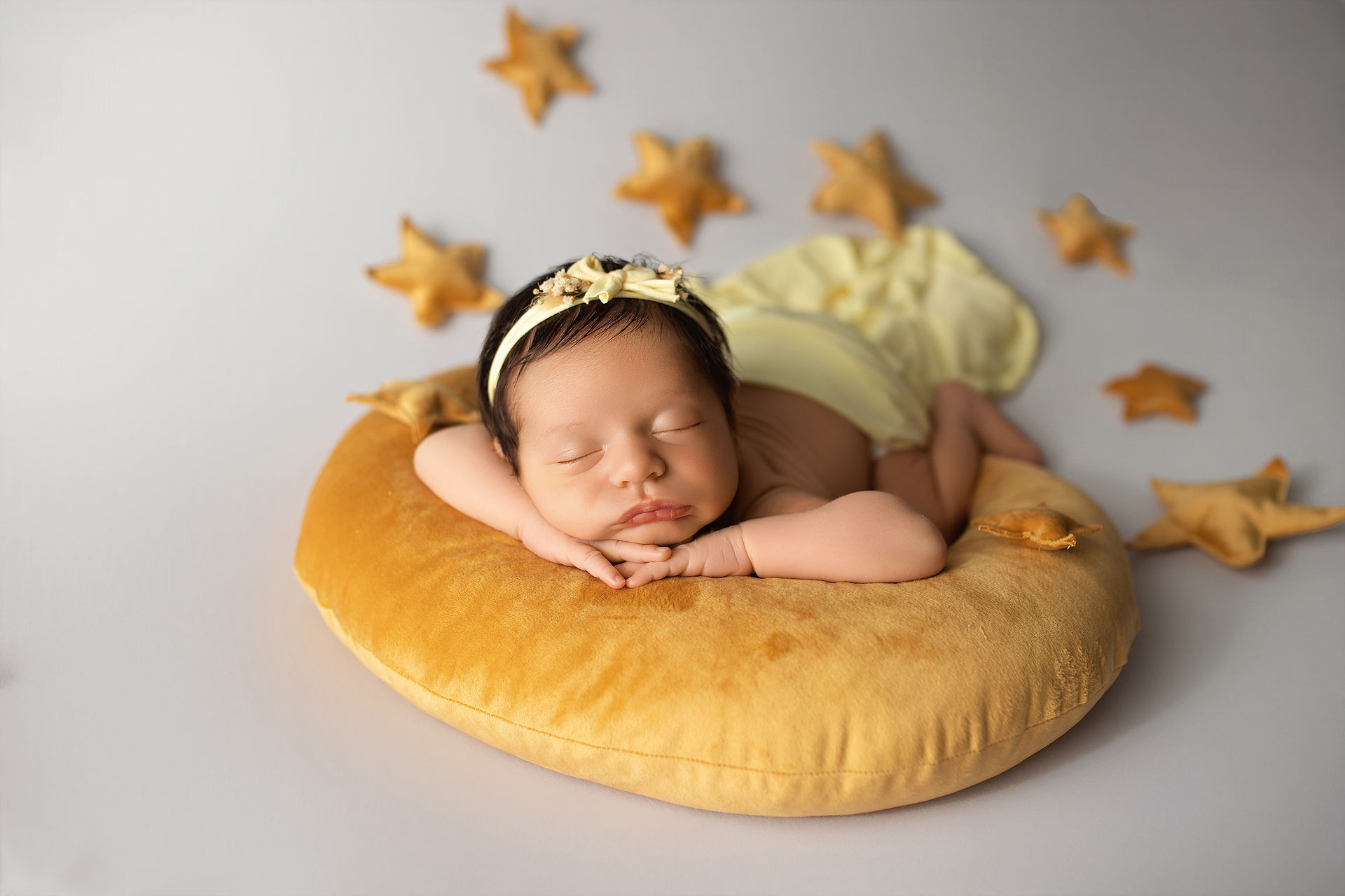 Shooting enfant nouveau-ne sur la lune avec etoiles 