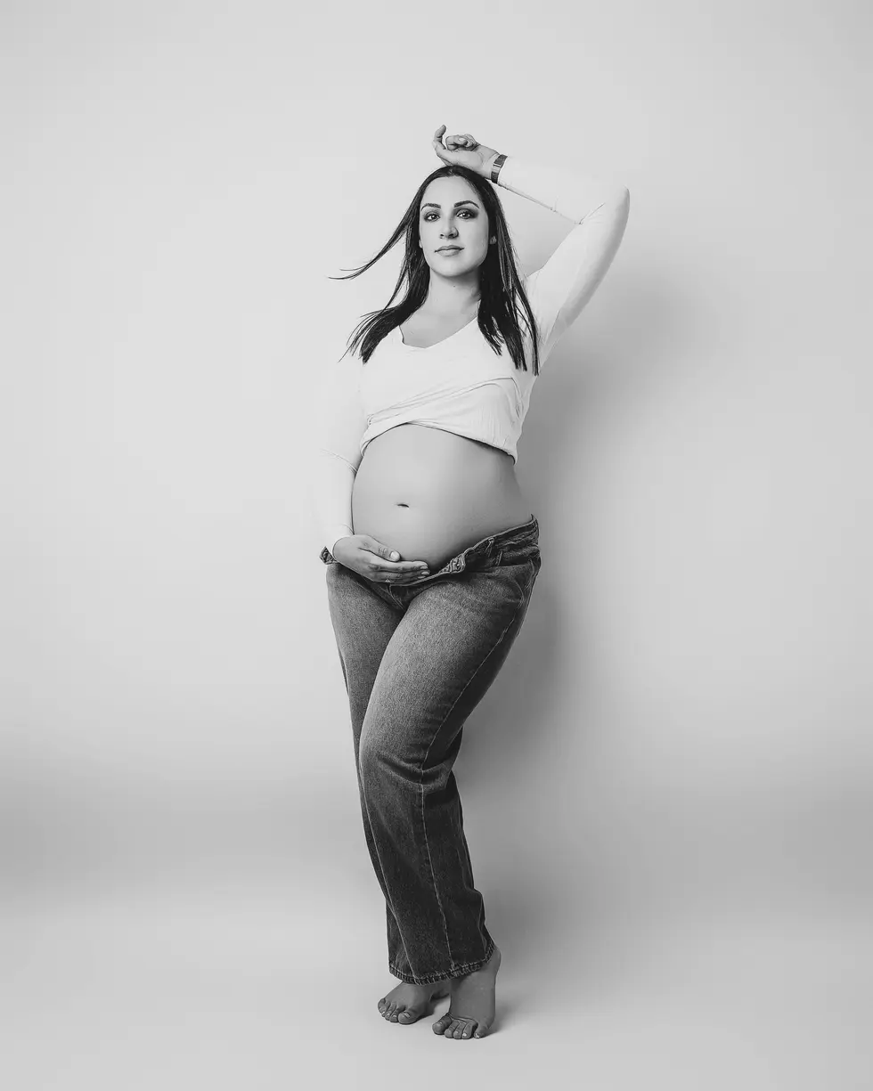 Séance maternité classique à Villeneuve-sur-Lot, lumière douce et poses naturelles.