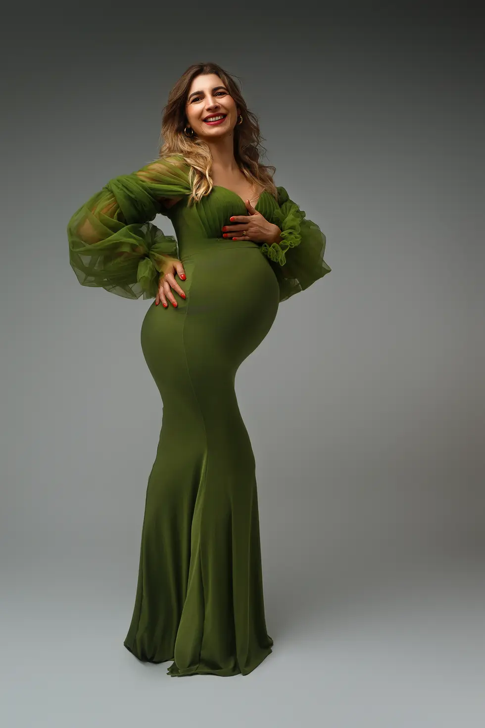 Femme enceinte photographiée à Langon, séance intime et élégante pleine de tendresse.