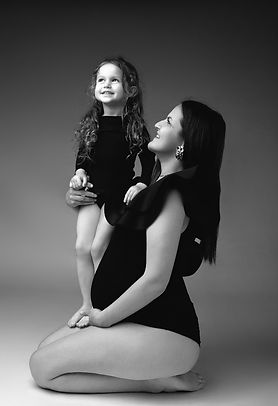 Séance grossesse maman et fille en noir et blanc, studio photo Agen, moment complice et tendre capturé avec élégance.