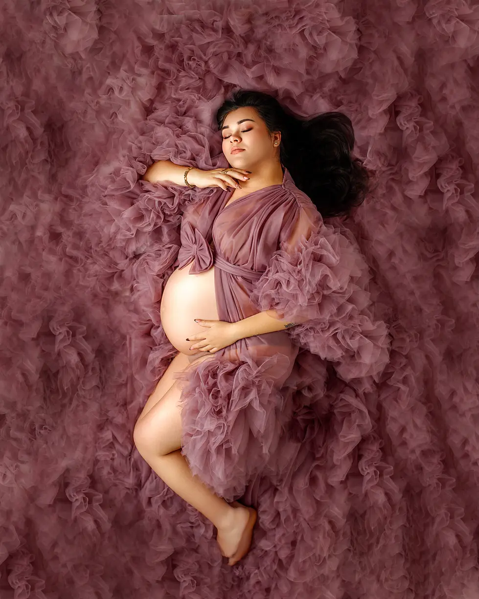 Séance artistique grossesse à Marmande, jeux de lumière et poses créatives pour sublimer la maternité.