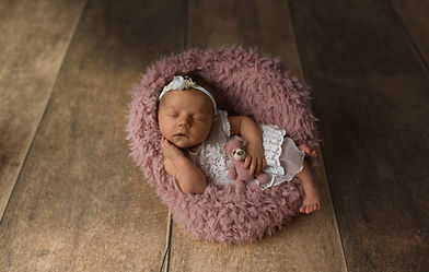 Petite fille endormie sur fauteuil en bois, décor naturel au studio photo Langon, ambiance chaleureuse et authentique.