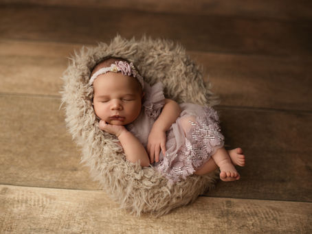 shooting nouveau-né fille à Langon, photographie douce et sécurisée pour bébé