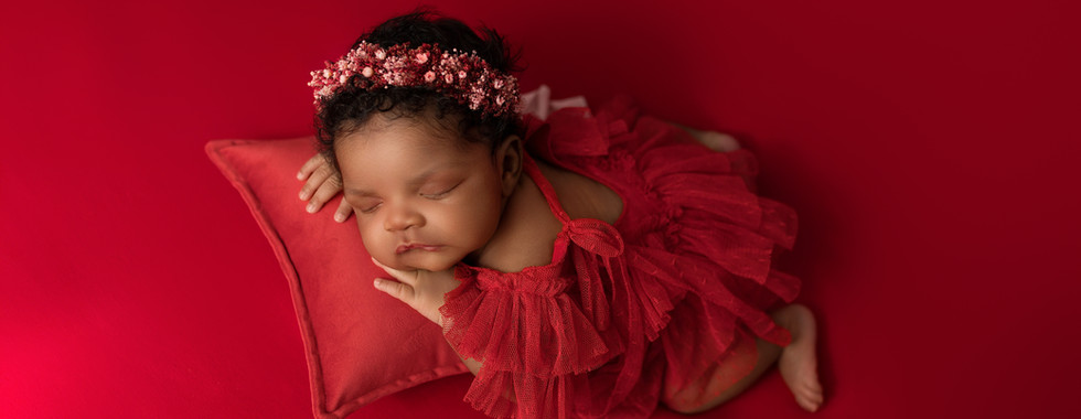 Bébé fille endormie sur un voile pastel, photographe Marmande spécialisée en nouveau-né, photos artistiques et colorées